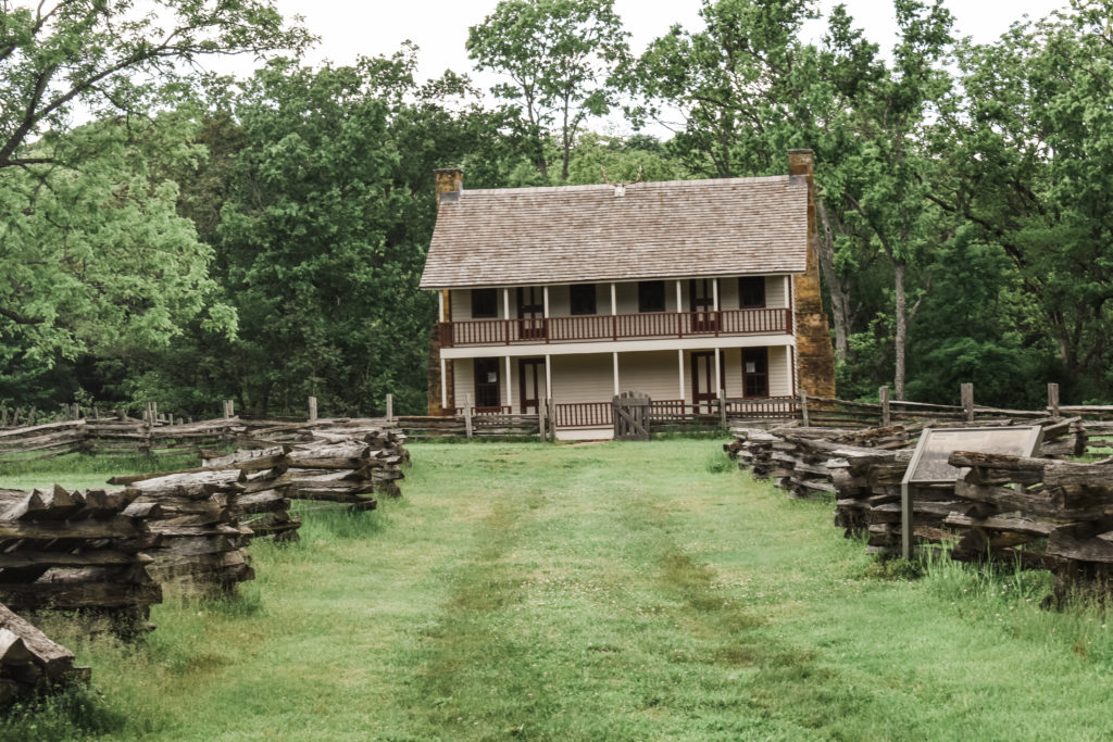 Image of Elkhorn Tavern.